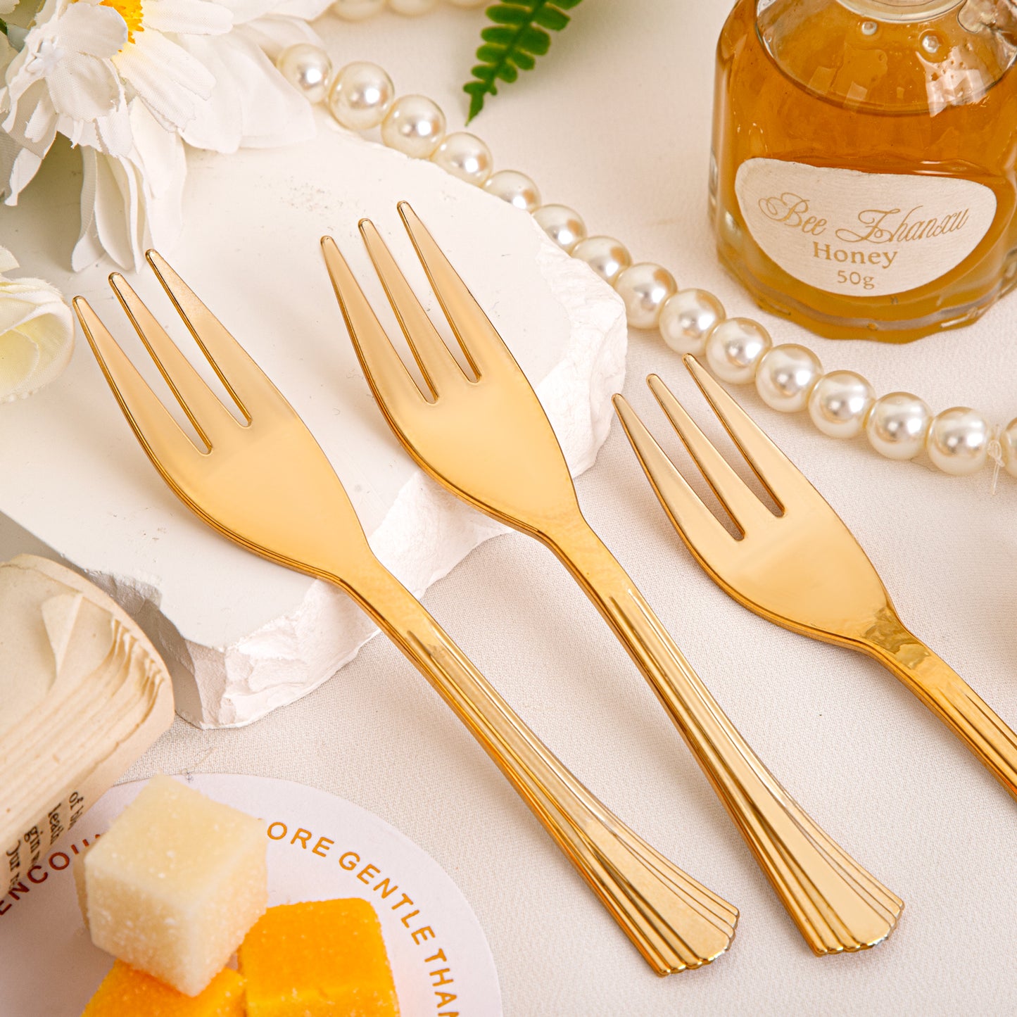 200Pcs 6" Dessert Plates Gold Glitter with Gold Plastic Forks 5.7",Plastic Square Plates for 100 Guests,Party Plastic Salad Plates Appetizer Square Plates Suit for Party, Wedding, Birthday